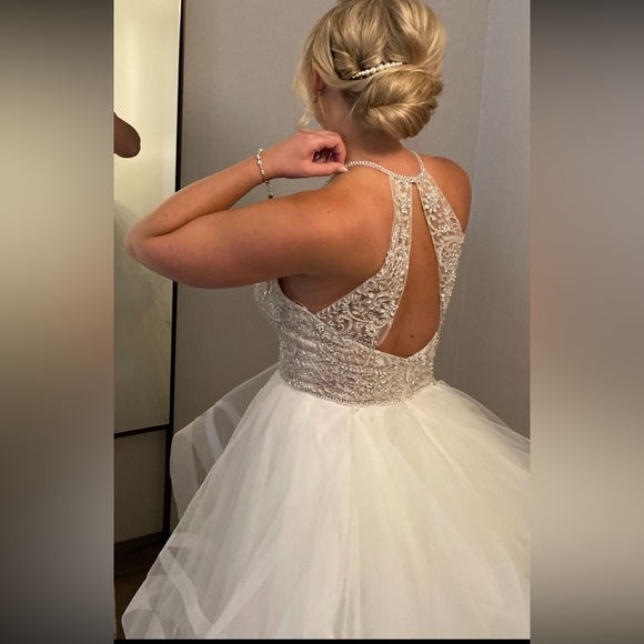 I’m selling my beautiful wedding gown. I’ve never felt as stunning as in this. - Picture 3 of 8